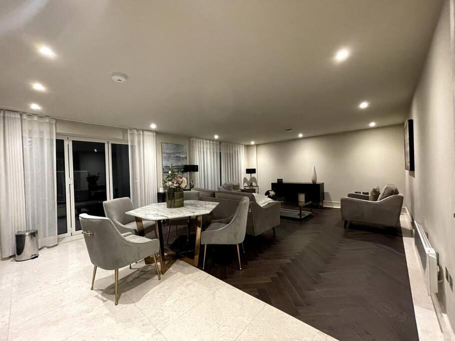 2br Urban Vista Retreat Chcl F7 * Chigwell