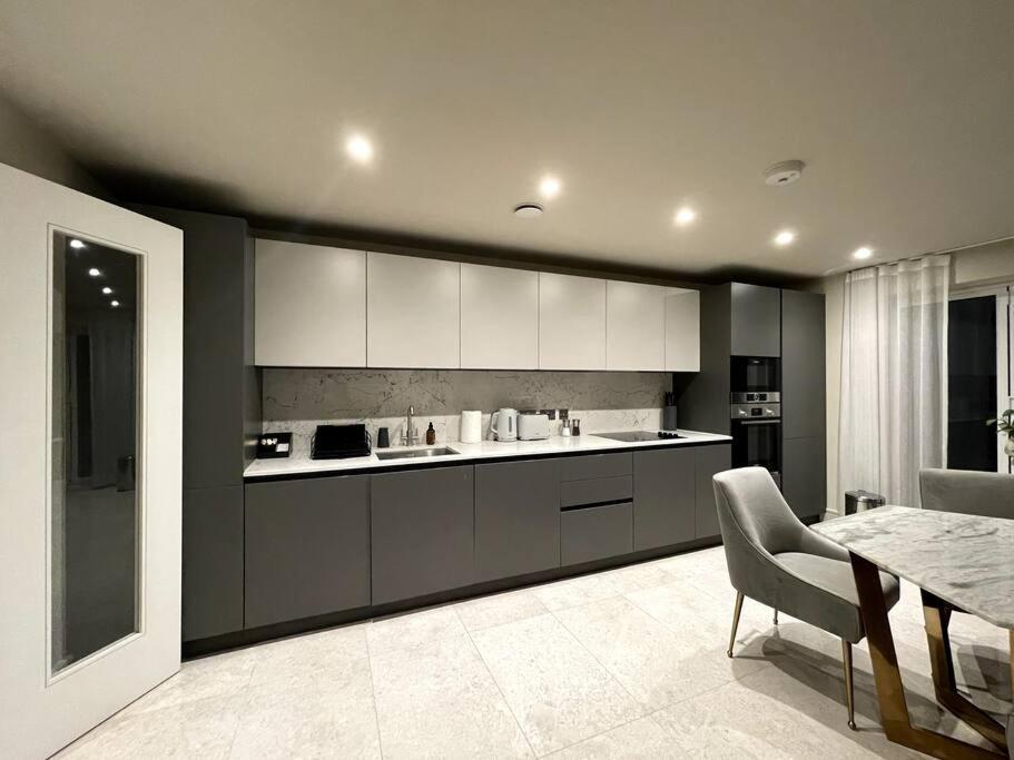 2br Urban Vista Retreat Chcl F7 Apartment Chigwell